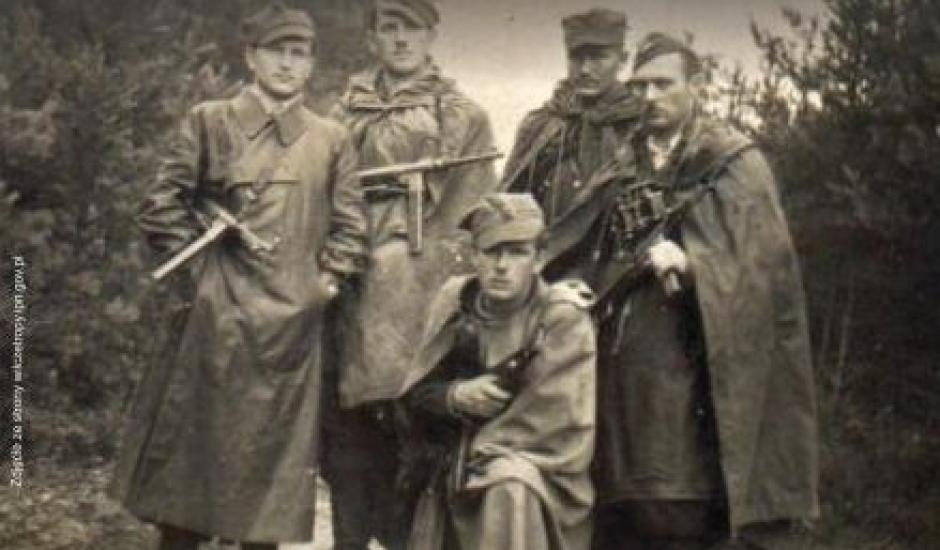 grupa żołnierzy