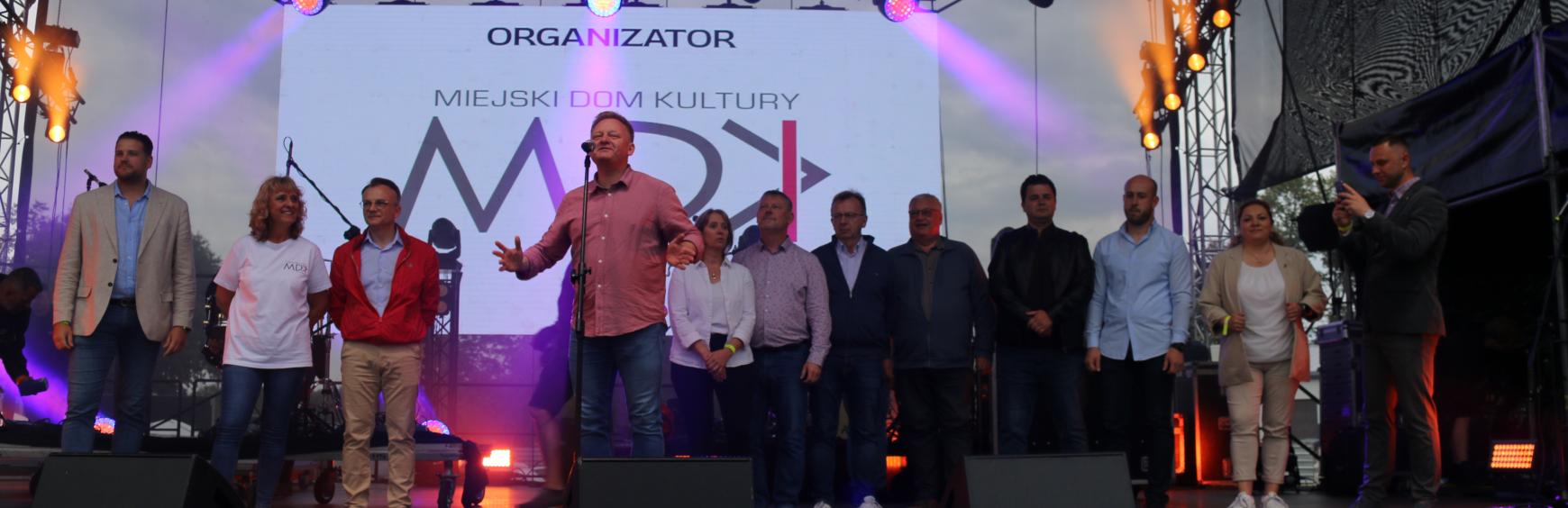 władze miasta i przedstawiciele miast partnerskich na scenie Dni Mławy