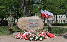 głaz przy Dębie Niepodległości