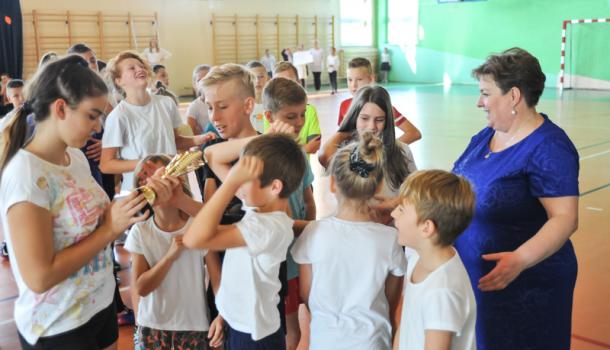 1. Uczniowie Szkoły Podstawowej nr 4 w Mławie bawią się podczas święta szkoły.