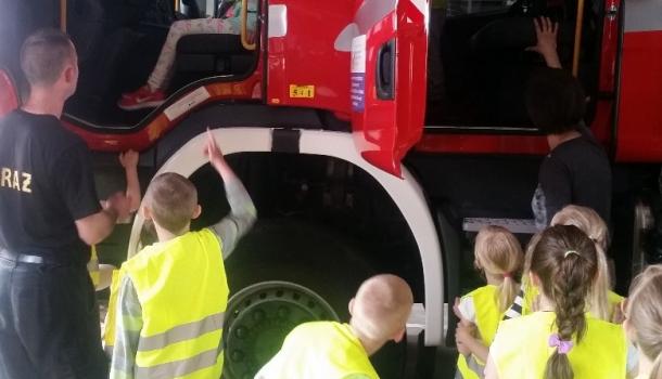 Przedszkolaki poznają pracę strażaka