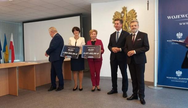 Janina Budzichowska - Zastępca Burmistrza Miasta Mława odebrała dwa symboliczne czeki na dofinansowanie zadań drogowych miasta