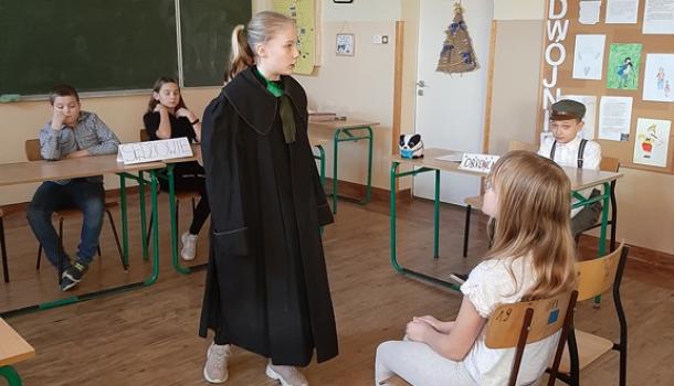 Rozprawa sądowa na lekcji języka polskiego w Siódemce