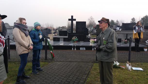 Wolontariusze z SP 4 pamiętają o poległych z II wojny światowej