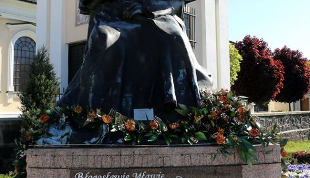 Pomnik Jana Pawła II z bukietem mławskich florystek - 1