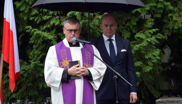 Modlitwę prowadzi Dziekan Dekanatu Mławskiego Wschodniego ks. kan. Sławomir Krasiński