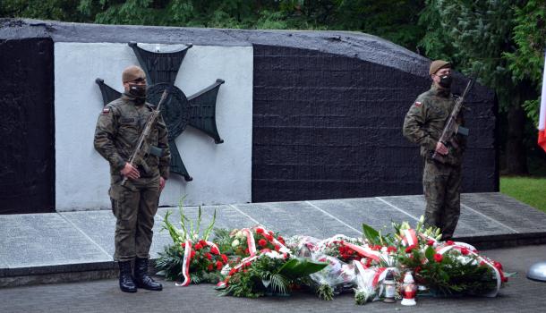 Żołnierze - wartownicy oraz kwiaty złożone pod Mauzoleum Żołnierzy Września