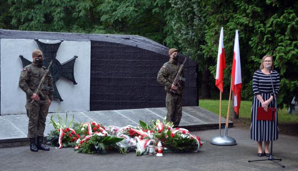 Żołnierze - wartownicy, Dyrektor MZZ Barbara Zaborowska oraz kwiaty złożone pod mauzoleum