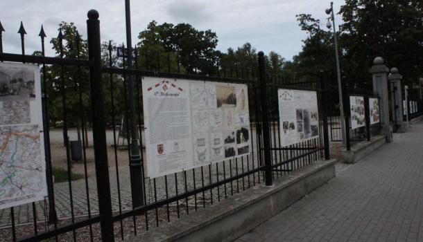 Od 1 września 2020 r. ponownie mozna ogladać wystawą" 4.00. Wisła ruszyła". Tym razem wyeksponowana jest na ogrodzeniu zabytkowego parku miejskiego od strony ul. Żeromskiego. Przechodnie oglądają plansze ze zdjęciami.