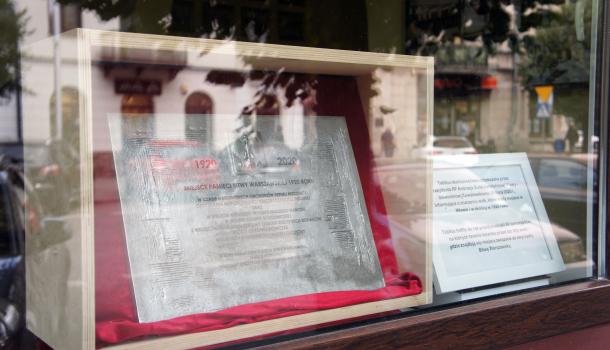 Tablica pamiątkowa w oknie Muzeum Ziemi Zawkrzeńskiej w Mławie.JPG 857
