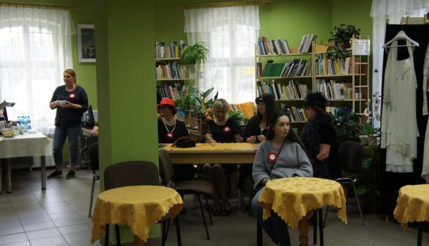 Uczestnicy spotkania w bibliotece