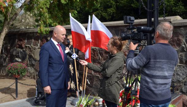 Burmistrz Sławomir Kowalewski udziela wywiadu na temat obchodów