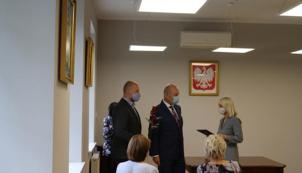 Burmistrz Sławomir Kowalewski i jego zastępca Szymon Zejer wręczają nagrodę nauczycielowi