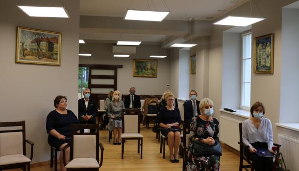 Nauczyciele z dyrektorami placówek na wręczaniu nagród nauczycielom przez Burmistrza Miasta Mława