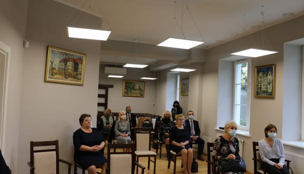 Burmistrz Sławomir Kowalewski i nauczyciele z dyrektorami placówek na uroczystości wręczenia nagród