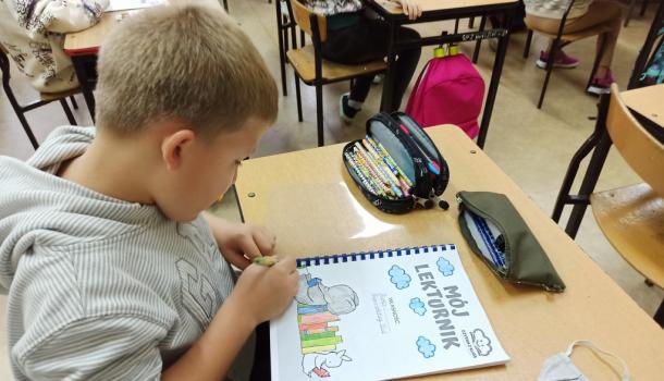 CZYTAMY Z KLASĄ - lekturki spod chmurki w Szkole Podstawowej nr 7 w Mławie