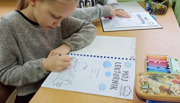 CZYTAMY Z KLASĄ - lekturki spod chmurki w Szkole Podstawowej nr 7 w Mławie