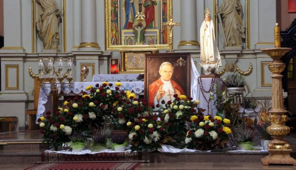 Dekoracja z portretem św. Jana Pawła II przed ołtarzem