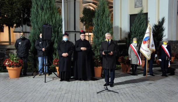Prowadzący uroczystość przy pomniku św. Jana Pawła II
