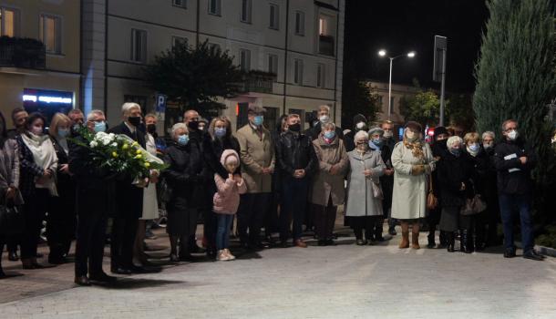 Uczestnicy uroczystości przy pomniku św. Jana Pawła II