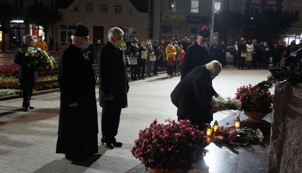 Składanie kwiatów u stóp pomnika św. Jana Pawła II