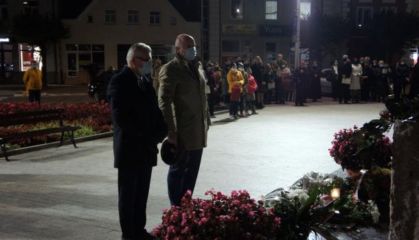 Składanie kwiatów u stóp pomnika św. Jana Pawła II