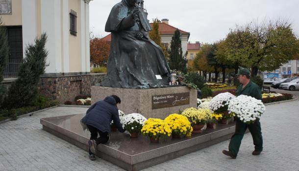 Pracownicy Agrosanu przyozdabiają pomnik św. Jana Pawła II na Starym Rynku