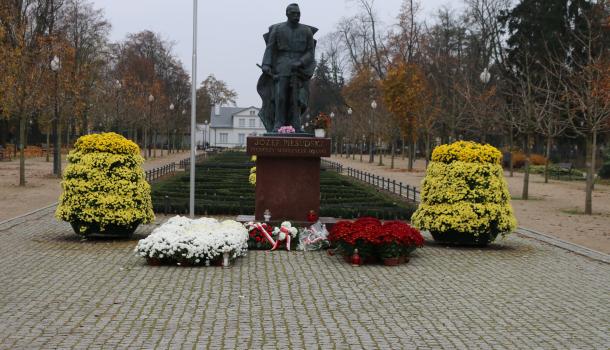 Kwiaty u stóp pomnika Józefa Piłsudskiego