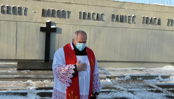 ks. Kazimierz Ziółkowski prowadzi modlitwę na Kalkówce