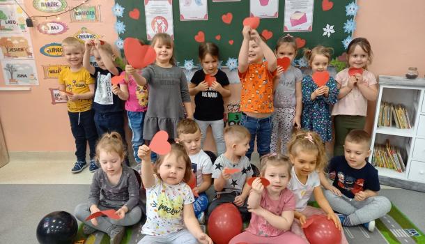 Walentynkowe zabawy przedszkolaków z SP nr 2 w Mławie