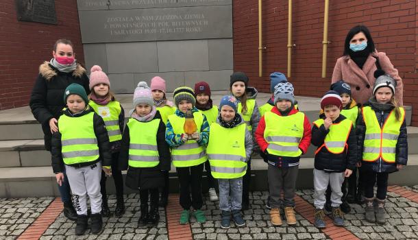 Przedszkolaki z MPS nr 2 zapalają znicz pamięci pod Kopcem Kościuszki
