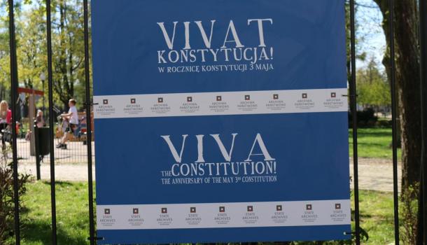 Plansza tytułowa wystawy z napisami w dwóch językach: Vivat Konstytucja! W rocznicę Konstytucji 3 Maja, Viva the Constitution! The Anniversary of the May 3rd Constitution 
