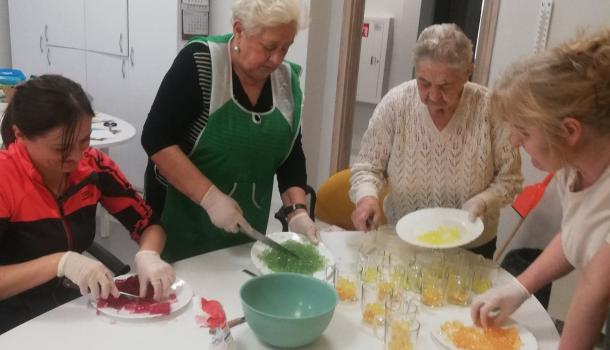 Grupa seniorek na warsztatach kulinarnych w Dziennym Domu Senior +