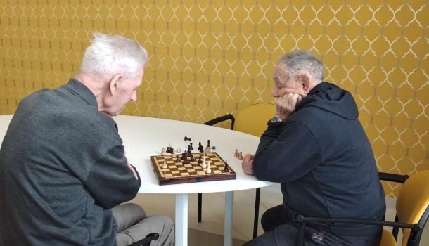 Dwaj panowie grający w szachy
