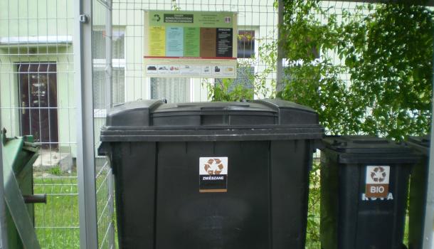 Tablica przy kontenerach przy ul. Sportowej 21 (fot.: Janusz Borowy)