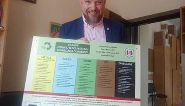 Zastępca Burmistrza Miasta Mława Szymon Zejer prezentuje tablicę informacyjną