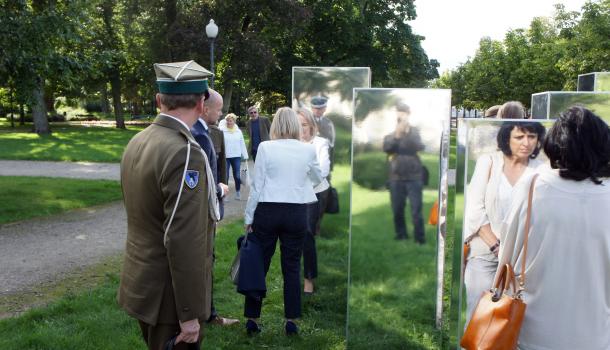 Otwarcie wystawy „Wojna i pamięć” w mławskim parku - 09.JPG 1