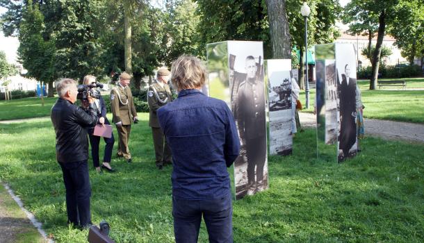 Otwarcie wystawy „Wojna i pamięć” w mławskim parku - 11.JPG 2