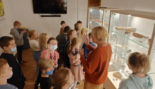 Uczniowie klas IVa i IVb  SP 3 z wizytą  w Muzeum Ziemi Zawkrzeńskiej