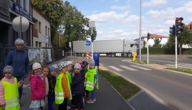 ''Słoneczka'' z MPS nr 3 w Mławie wybrały się na spacer edukacyjny po okolicy