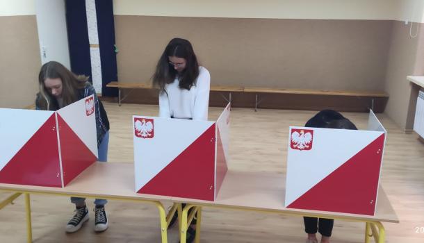 Wyborcy zakreślają swój głos na karatch wyborczych 