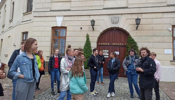 Młodzież przed wejscie Domu Polonii