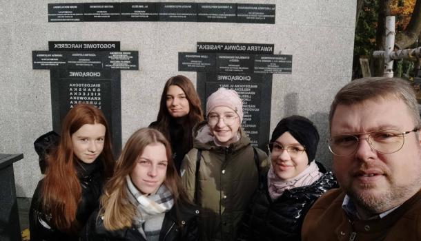 Wizyta uczniów SP 3 na Cmentarzu Wojskowym w Warszawie