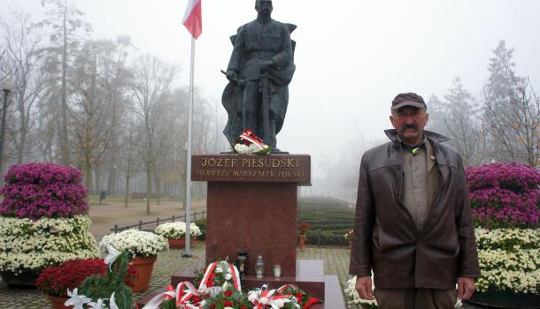 Uczestnik uroczystości w stylizacji na Józefa Piłsudskiego