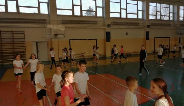 Dzień Tańca na lekcjach wychowania fizycznego w SP nr 7 w Mławie