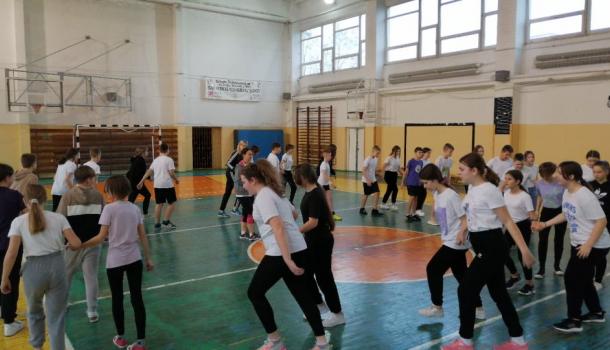 Dzień Tańca na lekcjach wychowania fizycznego w SP nr 7 w Mławie