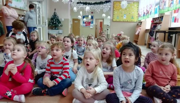 Przedszkole Nr 3, dzieci śpiewające świąteczną piosenkę 