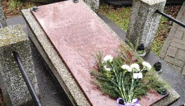 Kwiaty na grobie Zuzanny Morawskiej