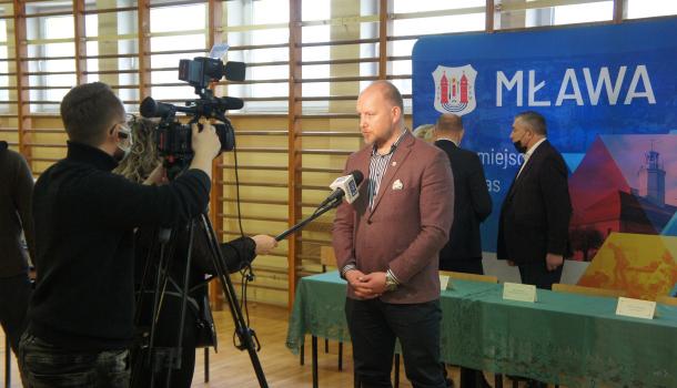 Zastępca Burmistrza Miasta Mława Szymon Zejer wypowiada się przed kamerą