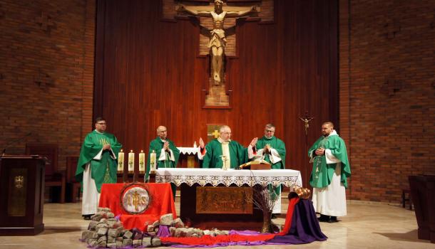 Pięciu kapłanów koncelebrujących mszę św. za ołtarzem